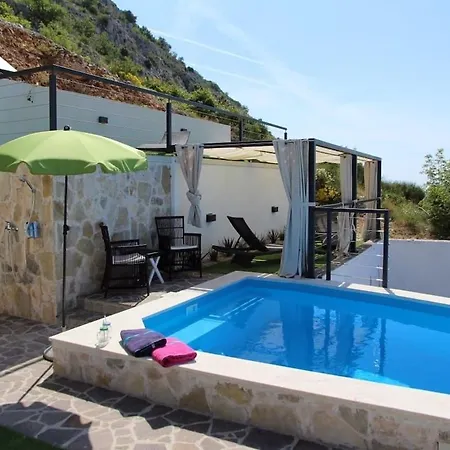 Villa Mountain Stone With Pool