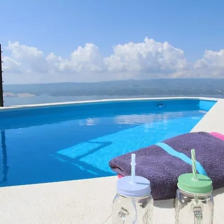 Mountain Stone With Pool Stanici